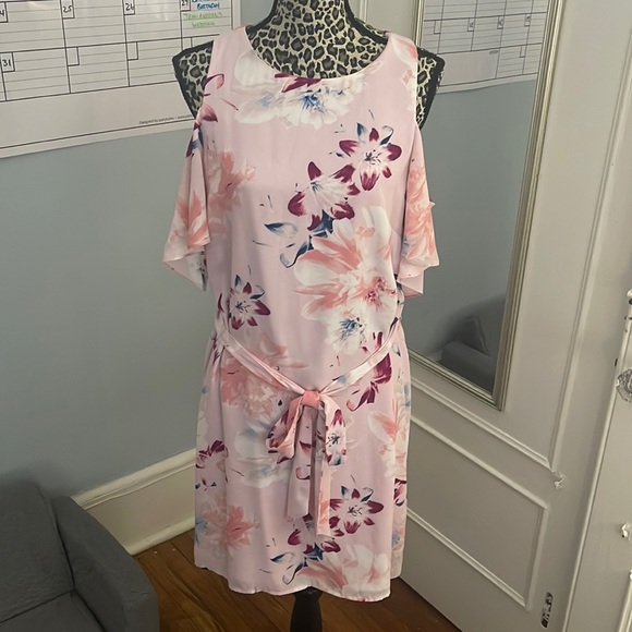 Light pink floral dress with of the shoulder sleeves - Picture 1 of 3